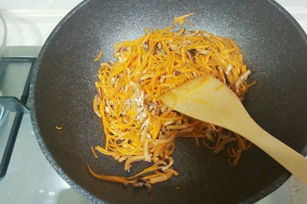 胡萝卜炒墨鱼丝的做法图解10