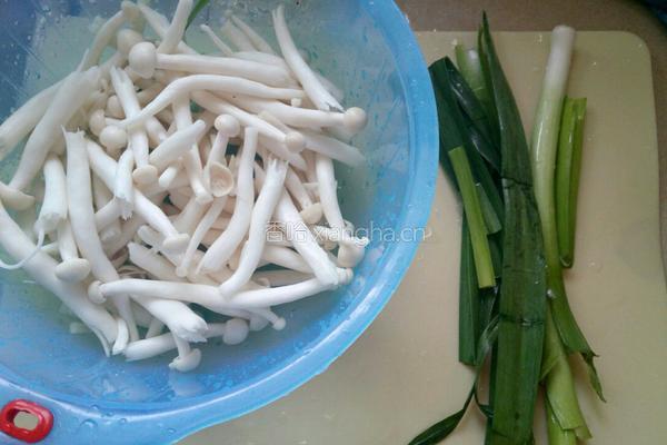 海鲜菇炒蒜的做法图解1