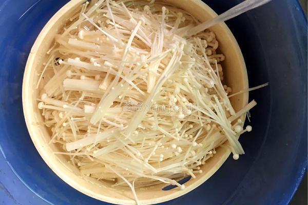 蒜香金针菇蒸粉丝的做法图解2