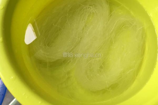 蒜香金针菇蒸粉丝的做法图解3