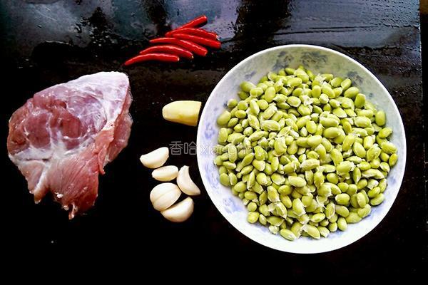肉丁爆炒毛豆的做法图解1