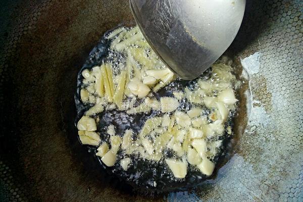 肉丁爆炒毛豆的做法图解5