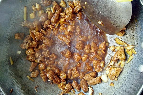 肉丁爆炒毛豆的做法图解7