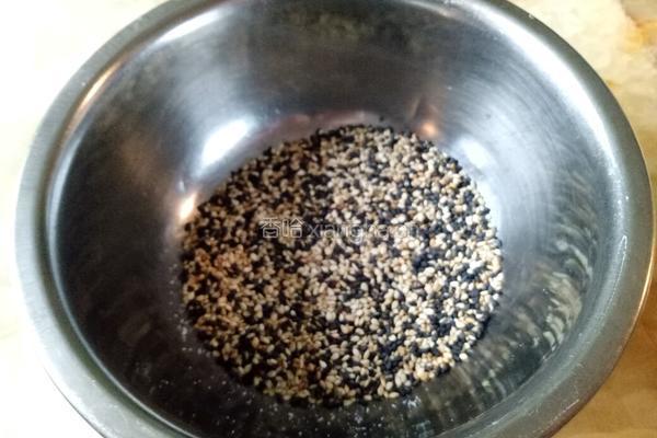 自制芝麻椰蓉甜馅的做法图解2