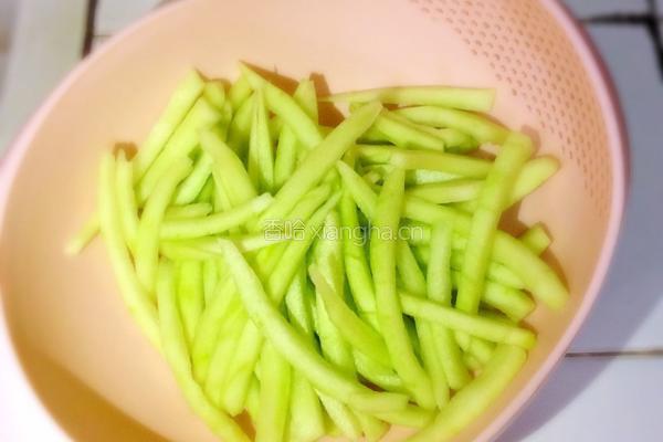 凉拌西瓜皮儿的做法图解3