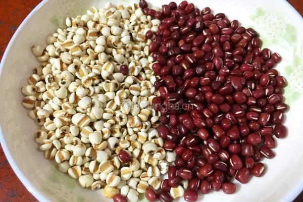 红豆薏米骨头汤的做法图解1