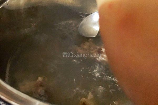 红豆薏米骨头汤的做法图解5