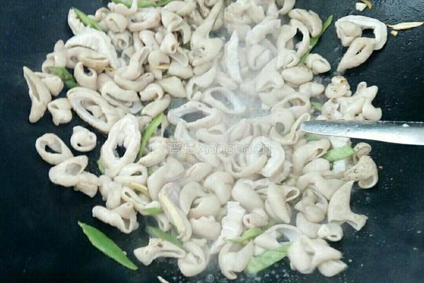 猪大肠炒豆芽的做法图解6