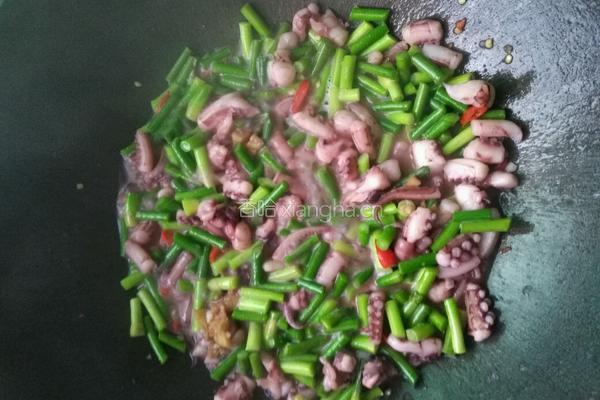蒜苗炒鱿鱼的做法图解4
