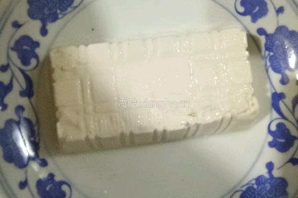 皮蛋豆腐的做法图解1