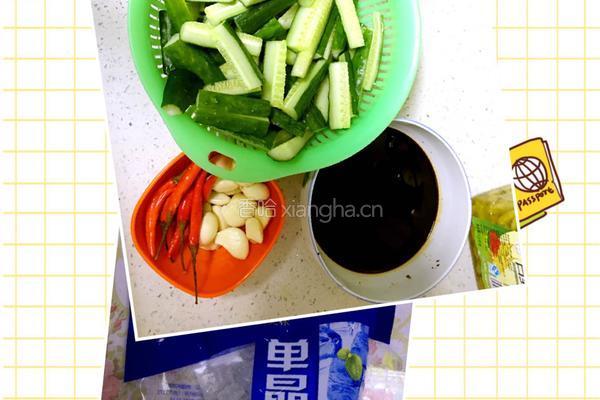 爽口麻香腌黄瓜的做法图解1