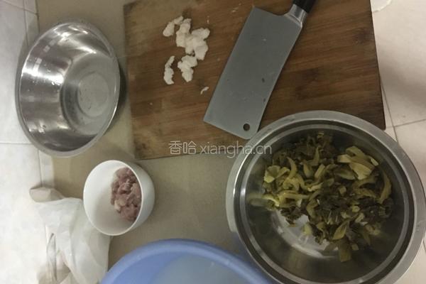 酸菜瘦肉汤的做法图解1