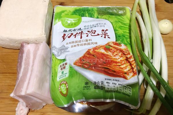 五花肉辣白菜豆腐汤的做法图解1