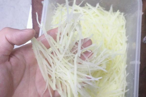 凉拌酸辣土豆丝的做法图解1
