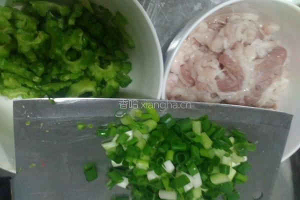苦瓜炒肉丝的做法图解1
