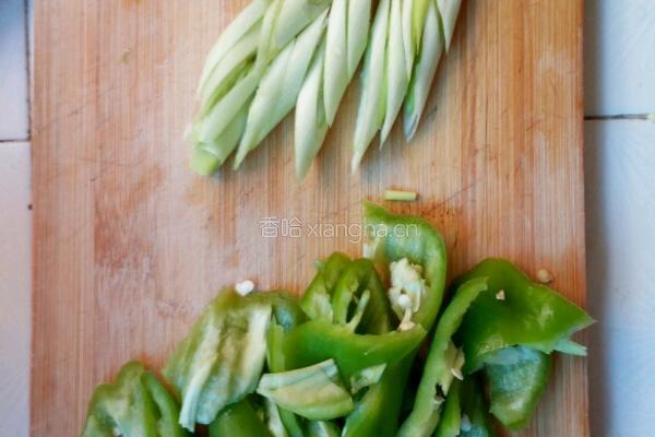 辣椒炒豆腐皮的做法图解1