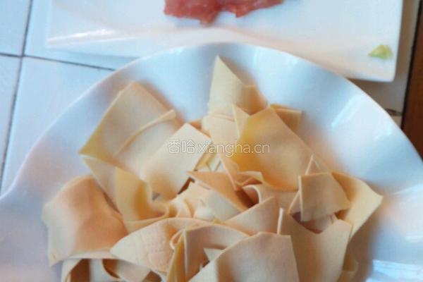 辣椒炒豆腐皮的做法图解2