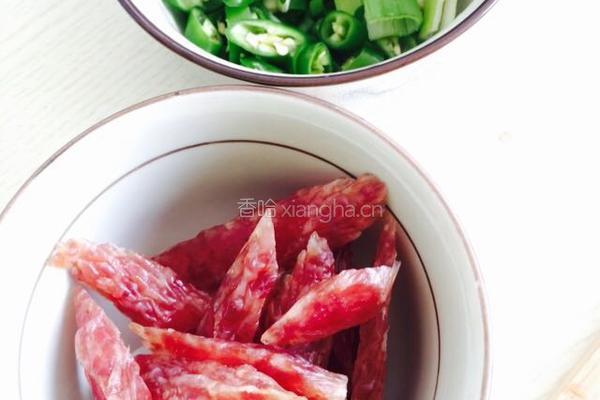 腊肠炒青菜的做法图解1