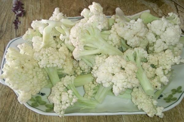 猪肉烧花菜的做法图解1
