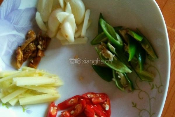 煎小鲫鱼的做法图解1