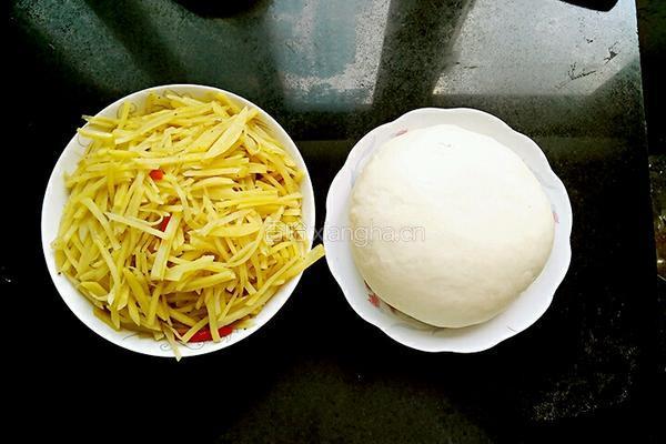 土豆丝饼的做法图解1