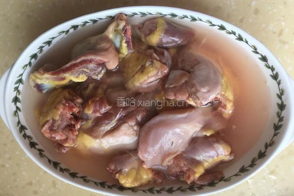 红枣枸杞煲鸡汤的做法图解2