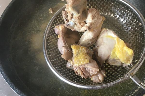 红枣枸杞煲鸡汤的做法图解5