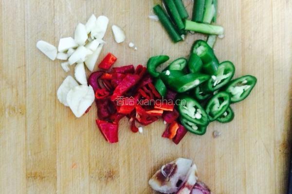 腊肠干锅土豆片的做法图解1