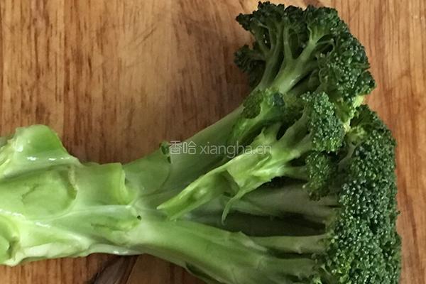 西兰花鹌鹑蛋的做法图解1