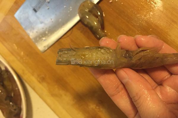 蒜香烤虾的做法图解1