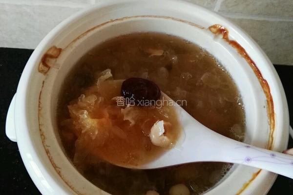 红栆皂角米莲子银耳汤的做法图解4