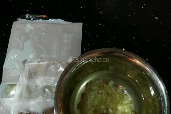 红栆皂角米莲子银耳汤的做法图解3