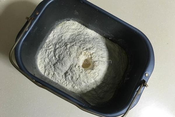 金枪鱼口袋披萨的做法图解1