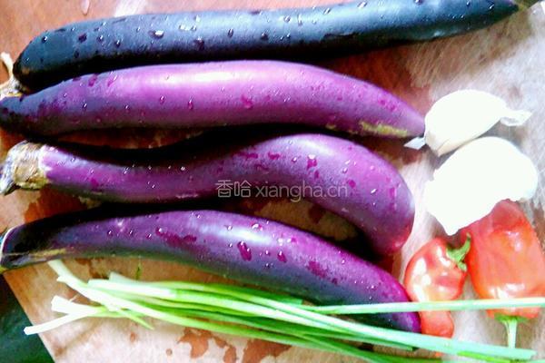 红辣椒蒸茄子的做法图解1