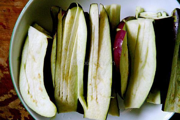 红辣椒蒸茄子的做法图解2