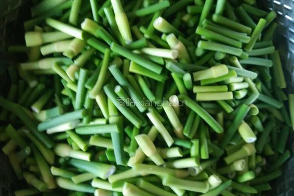 蒜苔肉豆腐鸡蛋打卤面的做法图解1