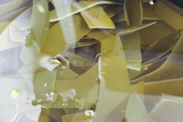 玉米海带排骨汤的做法图解2