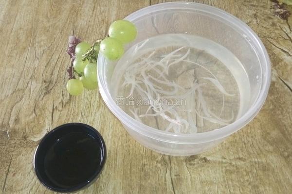 银鱼提蛋羹的做法图解1