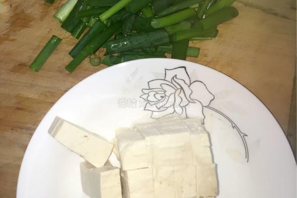 葱烧豆腐的做法图解1