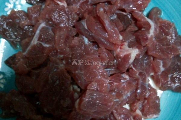 青椒孜然牛肉的做法图解1