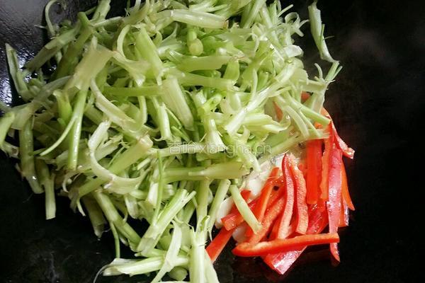 竹叶菜杆炒肉丝的做法图解12