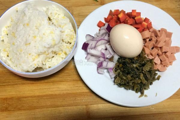 酸菜蛋炒饭的做法图解1