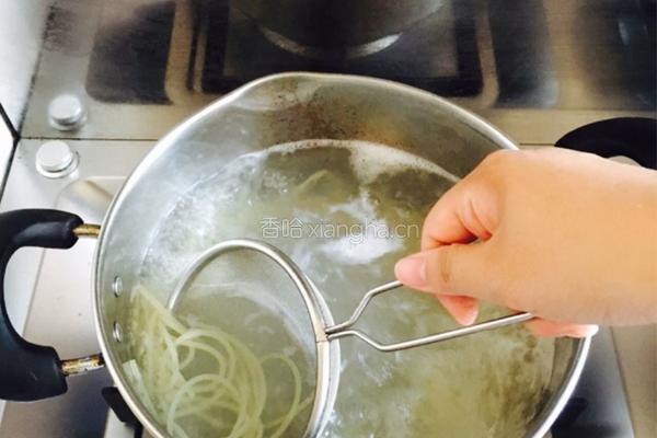 香肠炒面的做法图解2