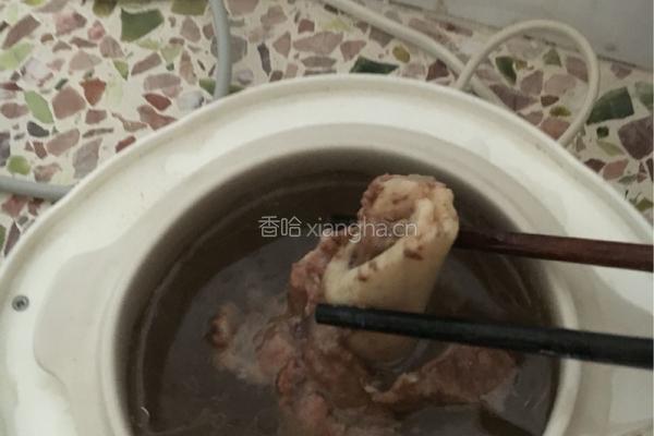 大骨米粉汤的做法图解2