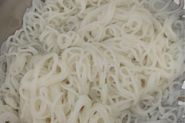 大骨米粉汤的做法图解3