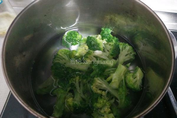 西兰花炒香肠的做法图解1