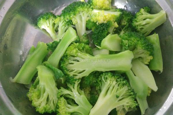 西兰花炒香肠的做法图解3