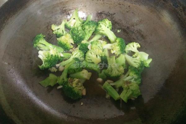 西兰花炒香肠的做法图解6