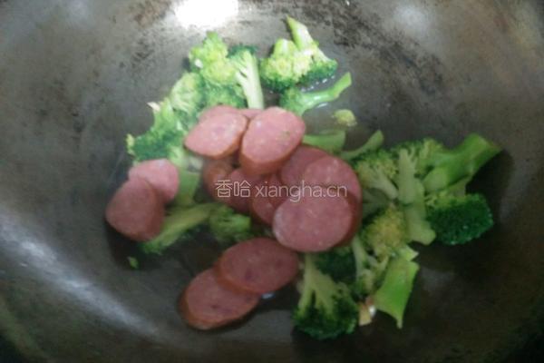 西兰花炒香肠的做法图解7