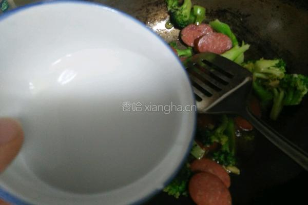 西兰花炒香肠的做法图解8